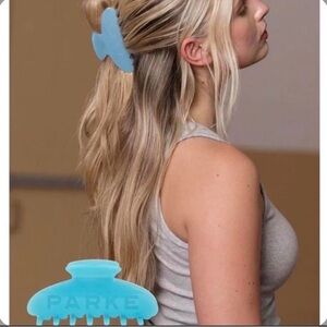 Parke Claw clip in Sky with Denim bag